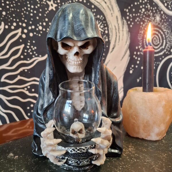 La muerte con capucha