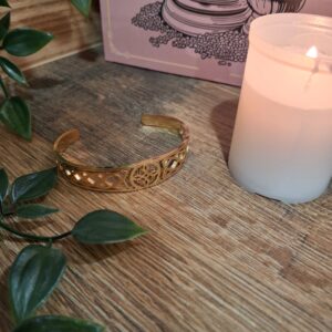 Pulsera de acero dorado nudo de bruja con cenefa